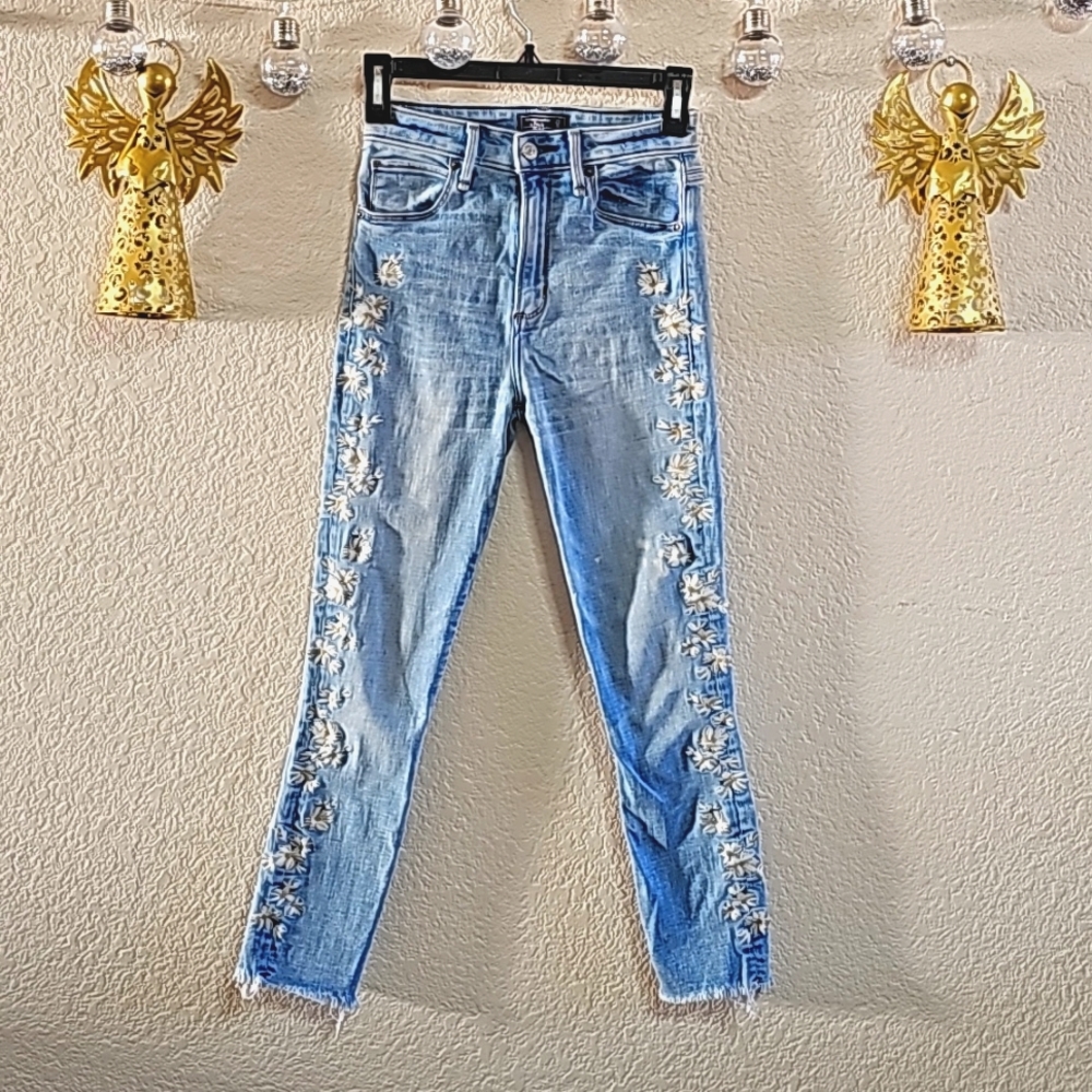 Abercrombie - Daisy embroidery distressed jeans size 25 0 short